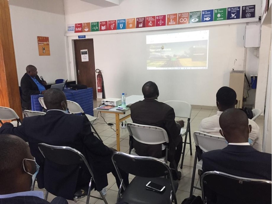 Exploring land contracts and the OpenLandContracts site at a multi-stakeholder workshop in the Republic of Congo (June 2021), organized by Forum pour la Gouvernance et les droits de l’Homme (FGDH) OpenLandContracts Stakeholder meeting