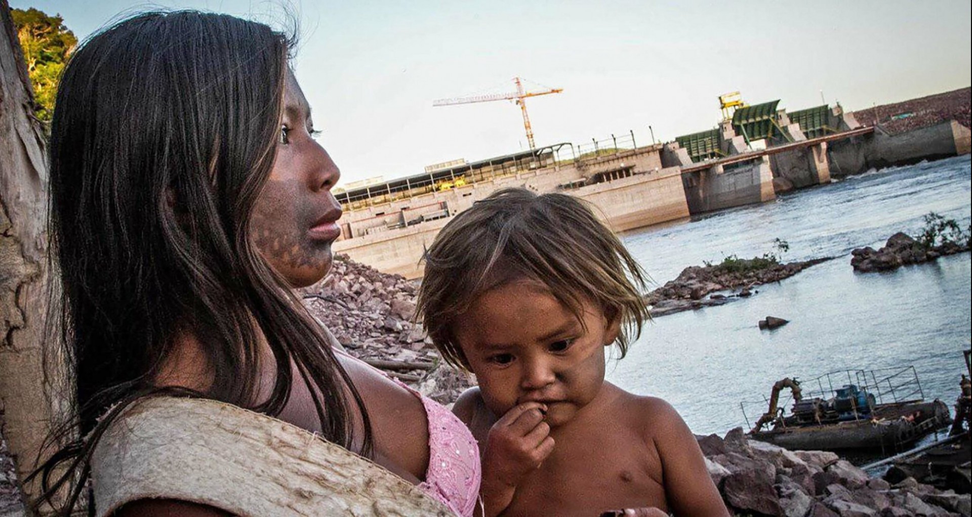 Indigenous Munduruku people occupy the São Manoel hydroelectric dam in Brazil in an attempt to halt its construction. ©Juliana Pesqueira Woman and child